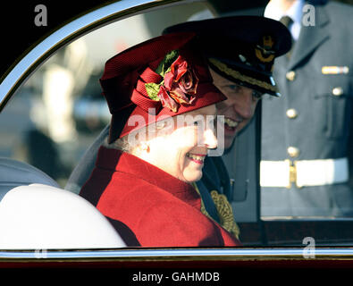 La regina britannica Elisabetta II sorride insieme al comandante della stazione, il capitano Phil Osborn, durante una visita alla RAF Marham, Norfolk. Foto Stock