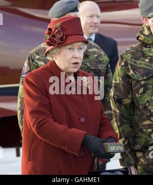 La Regina Elisabetta II della Gran Bretagna ha detonato una bomba fittizia non esplosa durante le sue visite al RAF Bombing range RAF Holbeach on the Wash in Lincolnshire. Foto Stock