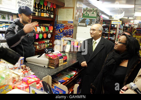 Diane Abbott (a destra) e Keith Vaz (a sinistra) parlano con un operatore locale nel London Borough di Hackney mentre si uniscono ai membri del Comitato selezione Affari interni che hanno camminato intorno a Hackney a mezzanotte in risposta all'invito di Hackney North e Stoke Newington MP Abbott. Foto Stock