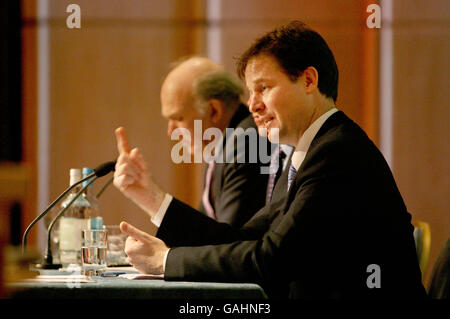 Clegg il discorso sull'economia Foto Stock