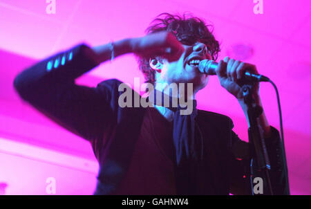 Joe Lean e il Jing Jang Jong in concerto durante il Shockwaves NME Tour alla Leeds University Students Union di Leeds. Foto Stock