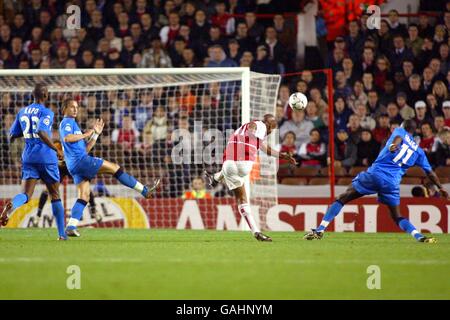 Calcio - UEFA Champions League - Gruppo A - Arsenal v Auxerre. Sylvain Wiltord (c) dell'Arsenal prende un colpo sulla porta Foto Stock