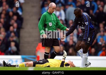 Calcio - fa Barclaycard Premiership - Manchester City / Chelsea. Peter Schmeichel, portiere della città di Manchester, si trova ferito come Jimmy-Floyd Hasselbaink di Chelsea rivendica la sua innocenza. Foto Stock