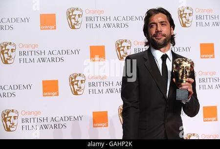 Javier Bardem con il premio come miglior attore di supporto ricevuto per No Country for Old Men durante i 2008 Orange British Academy Film Awards (BAFTA) presso la Royal Opera House a Covent Garden, nel centro di Londra. LA PUBBLICAZIONE DI QUESTA IMMAGINE E RISULTATI VINCITORI, IN QUALSIASI MEZZO, SIA LA STAMPA, LA TRASMISSIONE O ONLINE È SOTTO STRETTO EMBARGO FINO ALLE 2100 GMT DOMENICA 10 FEBBRAIO 2008. Foto Stock