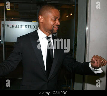 L'attore STATUNITENSE Cuba Gooding jnr. Lascia i Riverside Studios a Hammersmith, Londra, dopo aver presentato il cantante britannico Amy Winehouse con i Grammy per il miglior album. Foto Stock