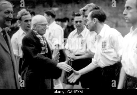 Il presidente della FIFA Jules Rimet (terzo l) stringe le mani con Eddie Baily (secondo r) dell'Inghilterra prima della partita, poiché viene presentato alla squadra inglese dal capitano Billy Wright (secondo l) Foto Stock