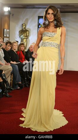 Un modello indossa una creazione di Elie Saab durante un'anteprima degli abiti che si possono vedere durante la cerimonia Oscar di quest'anno. Foto Stock