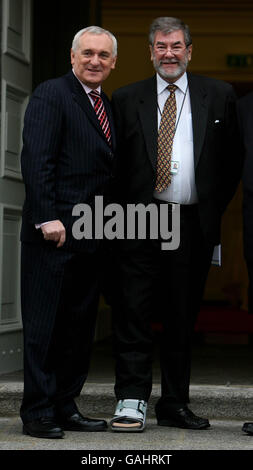 Taoiseach Bertie Ahern (a sinistra) dà il benvenuto al capo ministro di Guernsey Mike Torode alla decima riunione del British Irish Council al Royal Hospital Kilmainham, Dublino. Foto Stock