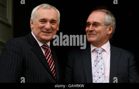 Taoiseach Bertie Ahern (a sinistra) dà il benvenuto al ministro capo di Jersey Frank Walker alla decima riunione del British Irish Council presso il Royal Hospital Kilmainham, Dublino. Foto Stock