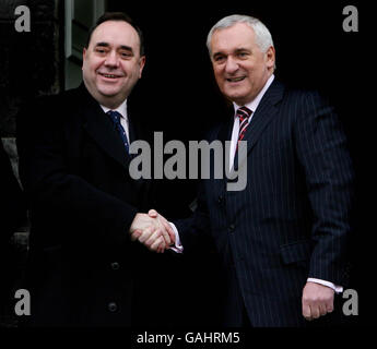 Taoiseach Bertie Ahern (destra) dà il benvenuto al primo ministro scozzese Alex Salmond alla decima riunione del British Irish Council al Royal Hospital Kilmainham, Dublino. Foto Stock