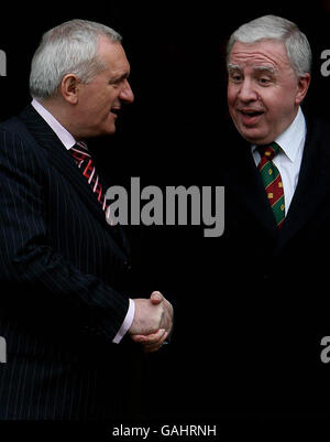 Taoiseach Bertie Ahern (a sinistra) dà il benvenuto al Segretario gallese Paul Murphy, alla decima riunione del British Irish Council presso il Royal Hospital Kilmainham, Dublino. Foto Stock