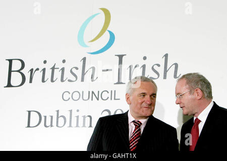 (Da sinistra a destra) Taoiseach Bertie Ahern e il vice primo ministro dell'Irlanda del Nord Martin McGuinness ad una conferenza stampa dopo la decima riunione del Consiglio irlandese britannico al Royal Hospital Kilmainham, Dublino. Foto Stock