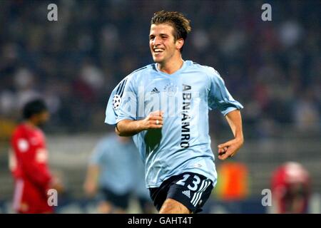 Calcio - UEFA Champions League - Gruppo D - Olympique Lyonnais / Ajax. Rafael Van Der Vaart di AJAX celebra il suo obiettivo. Foto Stock