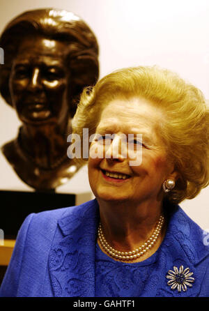 Lady Thatcher alla scoperta di una nuova statua di se stessa presso il quartier generale del Partito conservatore a Millbank, nel centro di Londra. Foto Stock