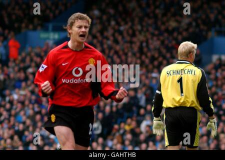 Calcio - fa Barclaycard Premiership - Manchester City / Manchester United. Ole Gunnar Solskjaer del Manchester United celebra il suo primo gol contro Manchester City Foto Stock