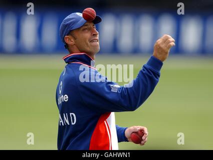 Cricket - The Ashes - Australia A v Inghilterra Training. Nasser Hussain inglese durante l'allenamento a Hobart. Foto Stock