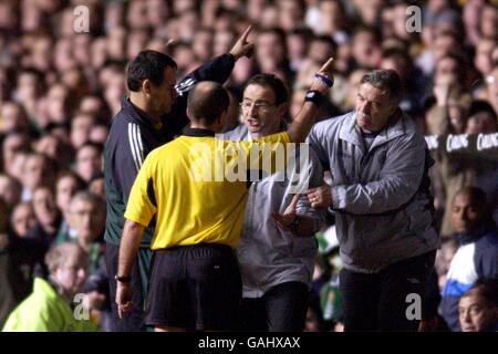 Martin o'Neill il manager celtico viene mandato fuori dalla quarta Bruno Derriem ufficiale e arbitro Claude Colunbo con assistente manager John Robertson Foto Stock