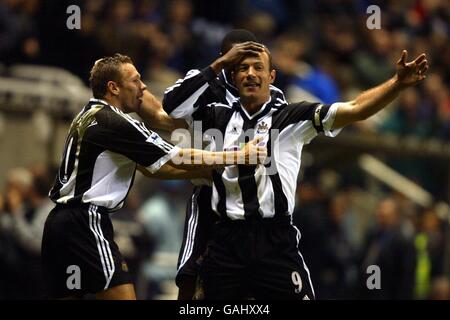 Calcio - fa Barclaycard Premiership - Newcastle United v Everton. Alan Shearer di Newcastle United celebra il suo obiettivo Foto Stock