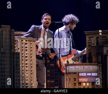 I capi Kaiser si esibiscono sul palco, durante i BRIT Awards 2008, presso Earls Court nel centro di Londra. Foto Stock