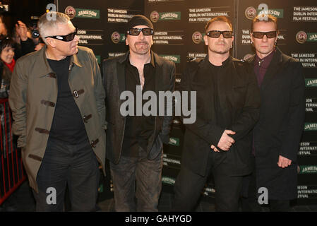 (Da sinistra a destra) i membri della band U2 Adam Clayton, The Edge, Bono e Larry Mullen partecipano al Jameson International Film Festival European Premiere of U2-3D a Cineworld, Dublino. Foto Stock