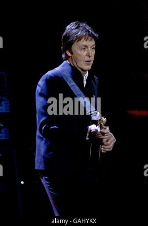 Sir Paul McCartney suona sul palco, durante i BRIT Awards 2008, presso Earls Court nel centro di Londra. Foto Stock