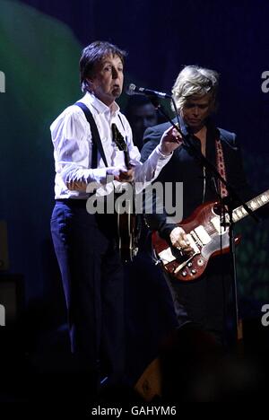 BRIT Awards 2008 - Mostra - Londra. Sir Paul McCartney durante I BRIT Awards 2008, presso Earls Court nel centro di Londra. Foto Stock