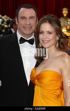 John Travolta e Kelly Preston arrivano per gli ottantesimi Oscar (Academy Awards) al Kodak Theatre di Los Angeles. Foto Stock