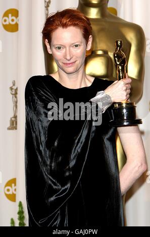 Tilda Swinton con il premio per attrice in un ruolo di supporto ricevuto per Michael Clayton in occasione degli ottanta Oscar (Academy Awards) al Kodak Theatre di Los Angeles. Foto Stock