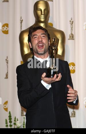 Javier Bardem con il premio per il miglior attore di supporto ricevuto per No Country for Old Men agli ottanta Oscar (Academy Awards) al Kodak Theatre di Los Angeles. Foto Stock