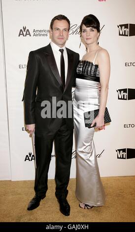 Jonny Lee Miller e Michele Hicks arrivano per la 16esima edizione del Sir Elton John AIDS Foundation Oscar Party al Pacific Design Center di Los Angeles. Foto Stock