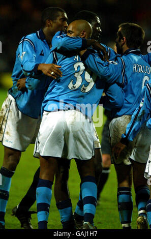 Nicolas Anelka di Manchester City celebra il traguardo vincente contro Fulham con l-r Sylvain Distin, Marc-Vivien Foe e Kevin Horlock Foto Stock