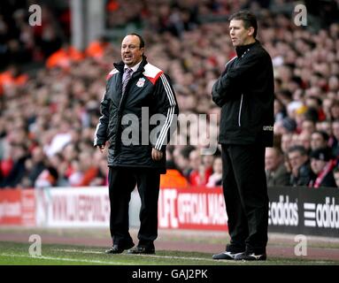Calcio - fa Cup - quarto turno - Liverpool v Havant e Waterlooville - Anfield. Il manager Havant e Waterlooville Shaun Gale (a destra) e il manager di Liverpool Rafael Benitez Foto Stock