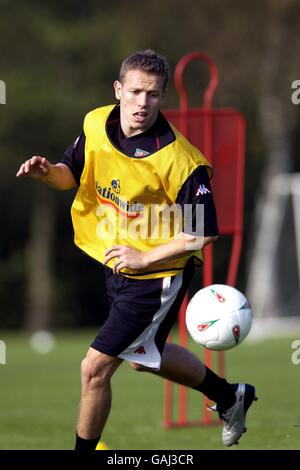 Calcio - Campionati europei 2004 Qualifier - Galles v Italia - Galles training. Craig Bellamy del Galles durante l'allenamento Foto Stock