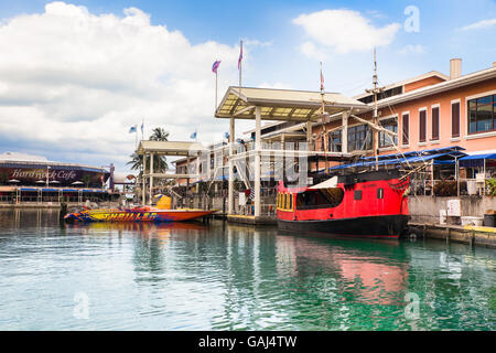 Vista di Bayside Marketplace Mall con acqua e barche da Miami Florida USA Foto Stock