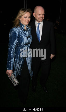 L'ex leader del Partito conservatore William Hague e sua moglie Ffil arrivano per il Partito conservatore Black & White Ball a Battersea Evolution a Battersea Park, a sud-ovest di Londra. Foto Stock
