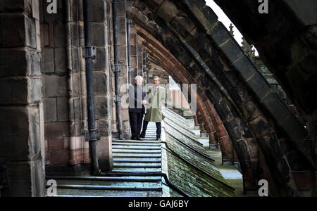 La Revd. Adrian Dorber, Decano di Lichfield con il Dr. Simon Thurley, Chief Executive of English Heritage (a destra) tra i contrafforti volanti del XIII secolo alla Cattedrale di Lichfield, Staffordshire, che è una delle 28 cattedrali inglesi a condividere 2,1 m dal progetto di sovvenzioni cattedrali comuni del Patrimonio inglese. Foto Stock