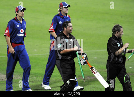 Jesse Ryder e Brendon McCullum, neozelandesi, si staccano senza rivali dopo la seconda partita internazionale di un giorno a Seddon Park, Hamilton, Nuova Zelanda. Foto Stock