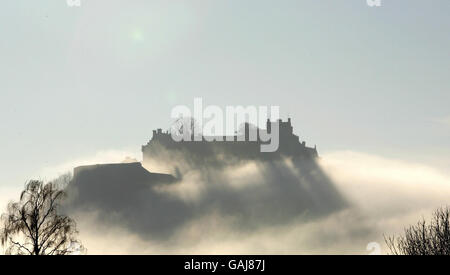 Castello di Stirling nella nebbia di mattina presto oggi. Foto Stock