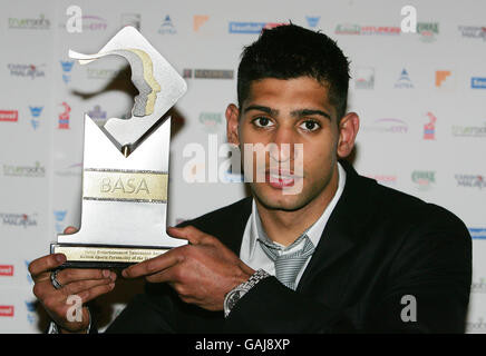 British Asian Sports Personality of the Year Amir Khan con il suo premio dopo averlo ricevuto al British Asian Sports Awards (BASA) presso il Park Lane Hilton, nel centro di Londra. Foto Stock