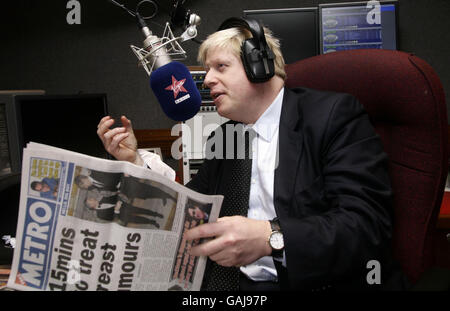 Boris Johnson MP durante la registrazione di uno spettacolo unico per Virgin radio a Soho, nel centro di Londra. Foto Stock