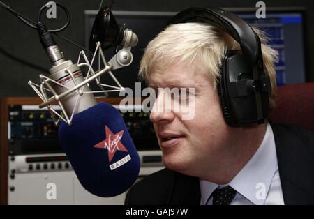 Boris Johnson MP durante la registrazione di uno spettacolo unico per Virgin radio a Soho, nel centro di Londra. Foto Stock