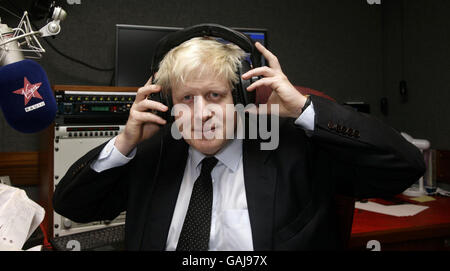 Boris Johnson MP durante la registrazione di uno spettacolo unico per Virgin radio a Soho, nel centro di Londra. Foto Stock