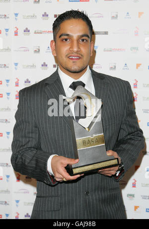 Singh Rakhra di Slough con il fratello Jatinders Trofeo per la maggior parte della personalità dello Sport Up & Coming dell'anno 2007 al British Asian Sports Awards (BASA) al Park Lane Hilton, nel centro di Londra. Foto Stock