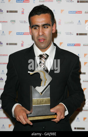 Il calciatore cieco Ahmal Ahmed di Lverpool con il suo eccezionale premio Achievement Award al British Asian Sports Awards (BASA) al Park Lane Hilton, nel centro di Londra. Foto Stock