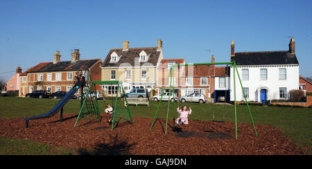 Il villaggio verde a Walberswick sulla costa di Suffolk, dove gli abitanti del villaggio hanno formato oggi un umano 'Save Our Shoreline' (SOS) per protestare contro il Dipartimento per l'ambiente, l'alimentazione e gli affari rurali' (DEFRA) decisione di ritirare i finanziamenti per il mantenimento delle sue difese marine, una cresta di ciottoli e sponde lungo il suo estuario. Si teme che quest'area di straordinaria bellezza naturale finirà per essere sommersa. Foto Stock