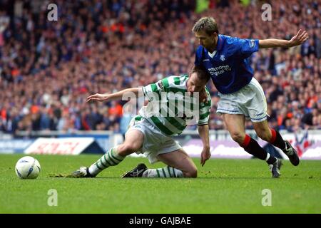 Calcio - Banca di Scozia Premier Division - Rangers / Celtic. Celtic's Joos Valgaeren (l) e Neil McCann (r) di Rangers battaglia della palla Foto Stock