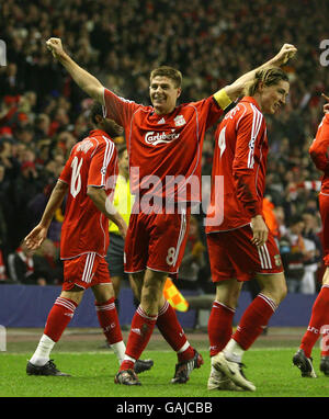 Steven Gerrard festeggia il punteggio durante la Champions League, il primo Knockout Round, la prima tappa di Anfield, Liverpool. Foto Stock