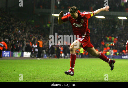 Steven Gerrard di Liverpool festeggia il punteggio durante la Champions League, il primo Knockout Round e la prima partita ad Anfield, Liverpool. Foto Stock