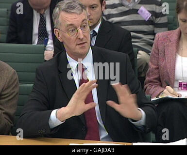 Il Segretario per l'ambiente Hilary Benn interviene durante la riunione della commissione per l'ambiente, l'alimentazione e gli affari rurali all'interno delle Camere del Parlamento, a Londra. Foto Stock