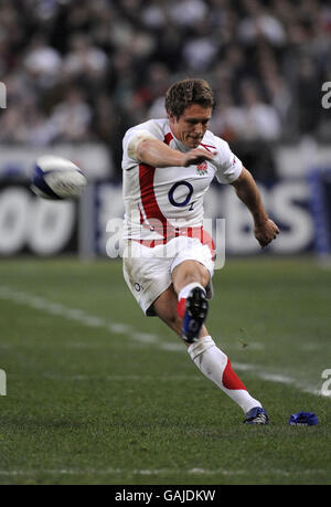 L'inglese Jonny Wilkinson infliggiva una sanzione contro la Francia durante la partita RBS 6 Nations allo Stade de France, Parigi. Foto Stock